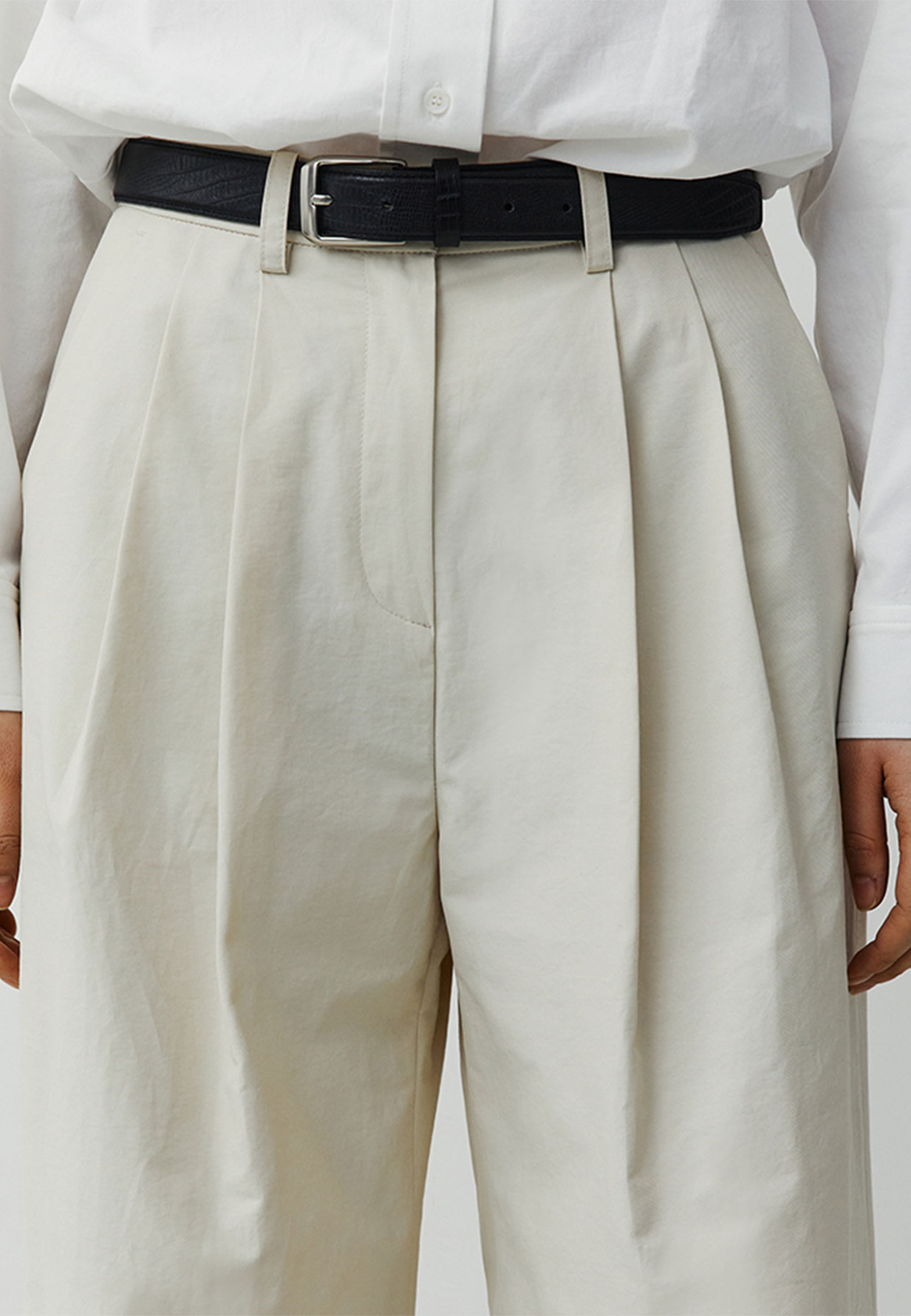 GLOSSY TWO TUCK PANTS - BEIGE