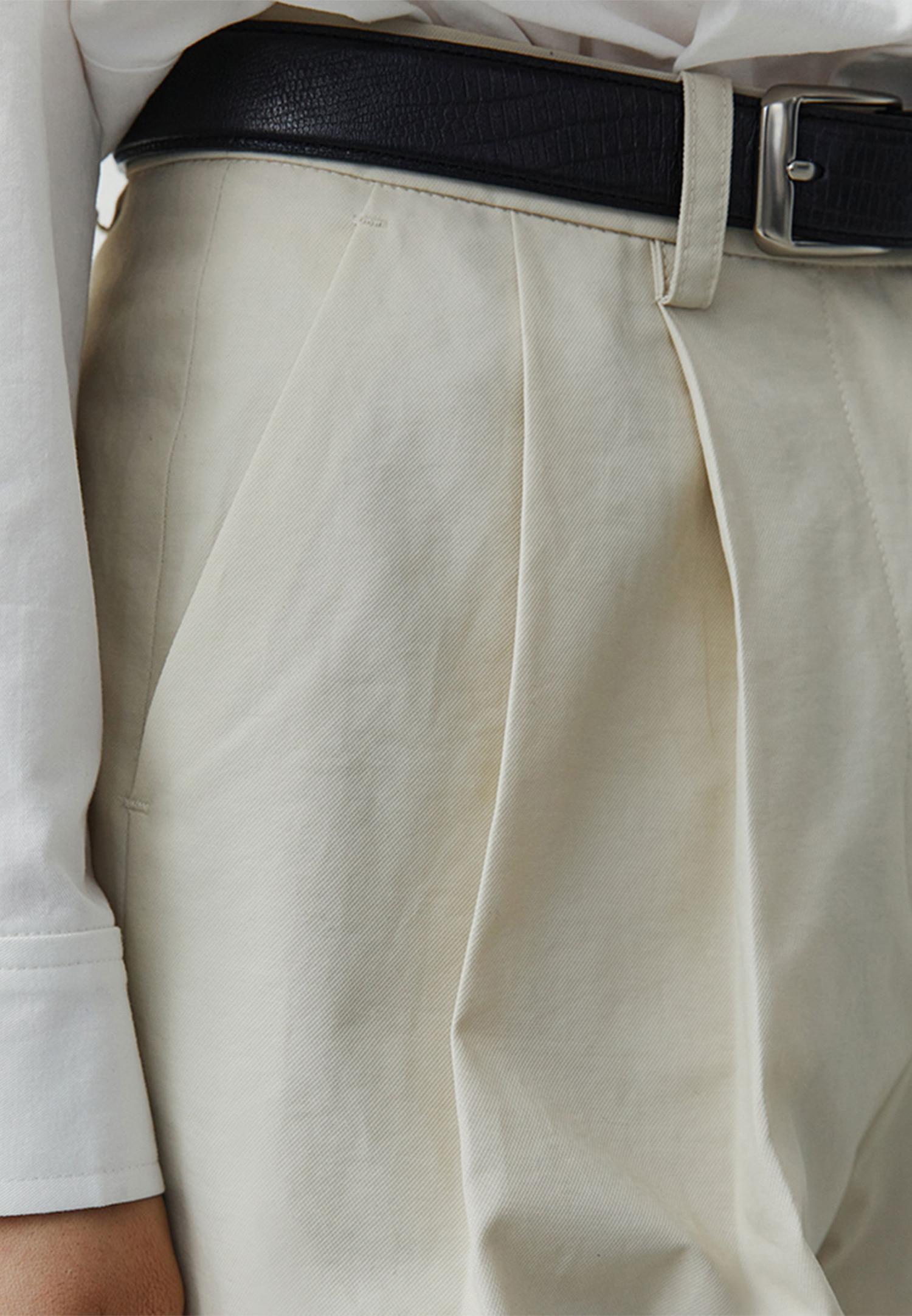 GLOSSY TWO TUCK PANTS - BEIGE